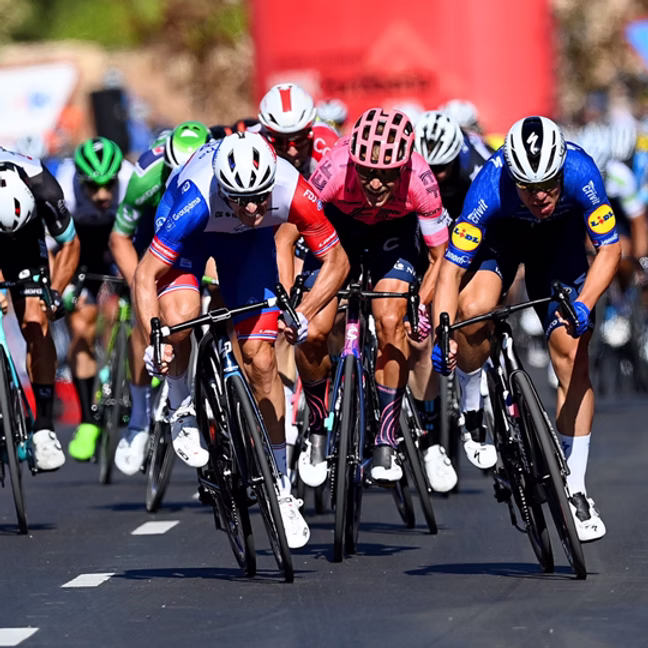 Finale allo sprint di una competizione professionistica: lo sprint concretizza il grande lavoro preparatorio che spesso non si nota da fuori.